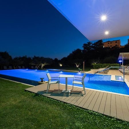 Hotel Salona Palace Екстериор снимка