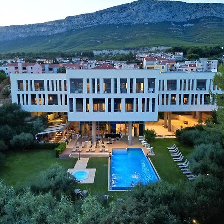 Hotel Salona Palace Екстериор снимка