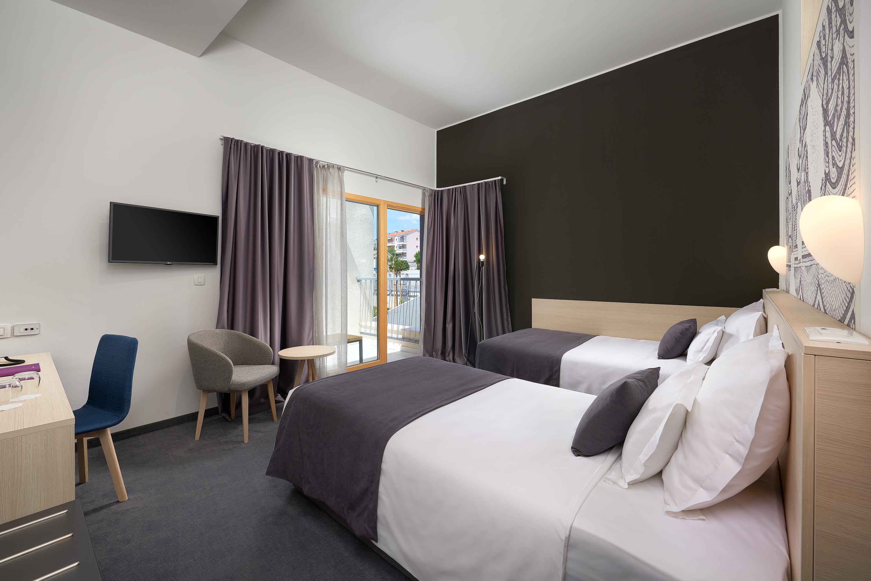 Hotel Salona Palace Екстериор снимка