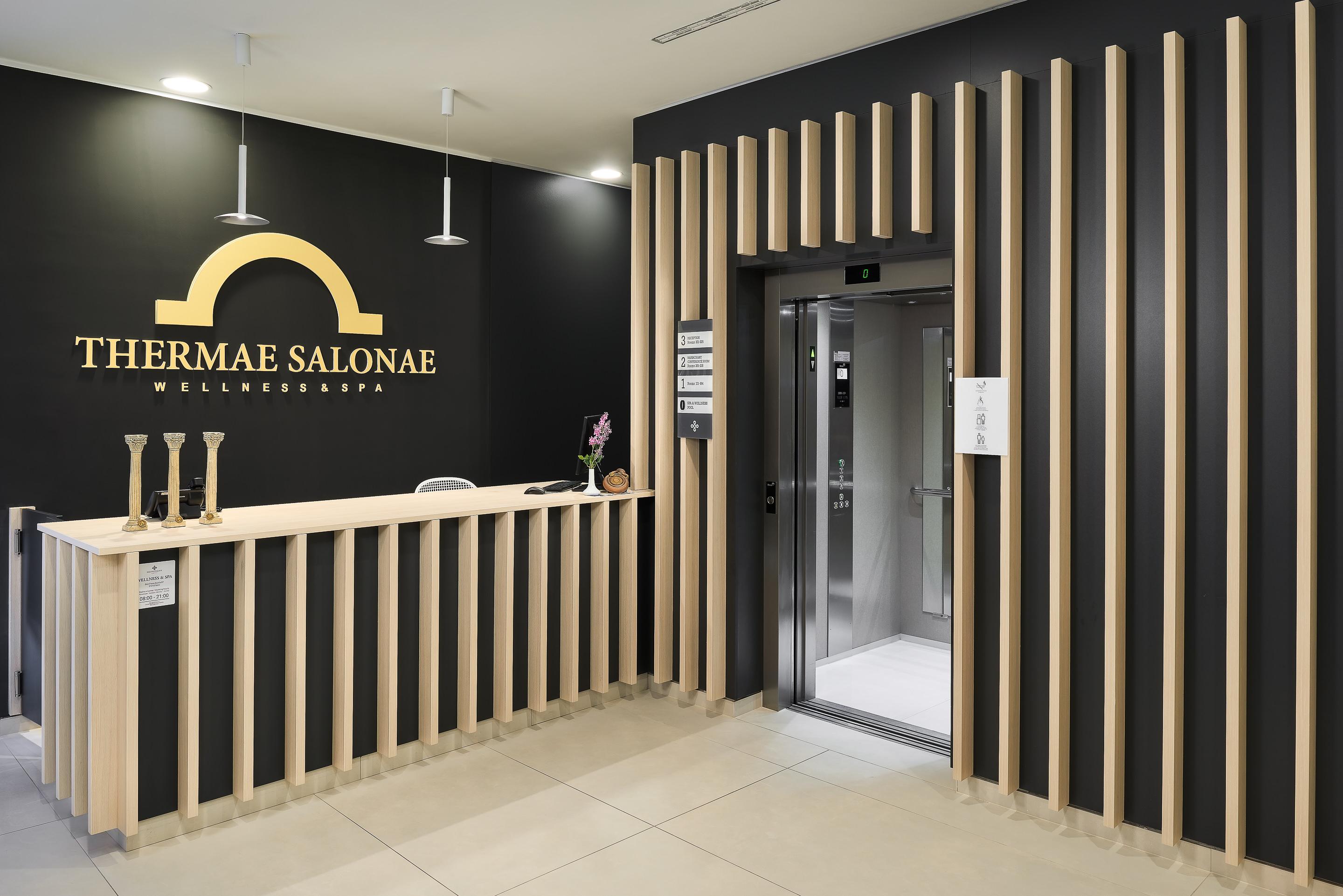 Hotel Salona Palace Екстериор снимка