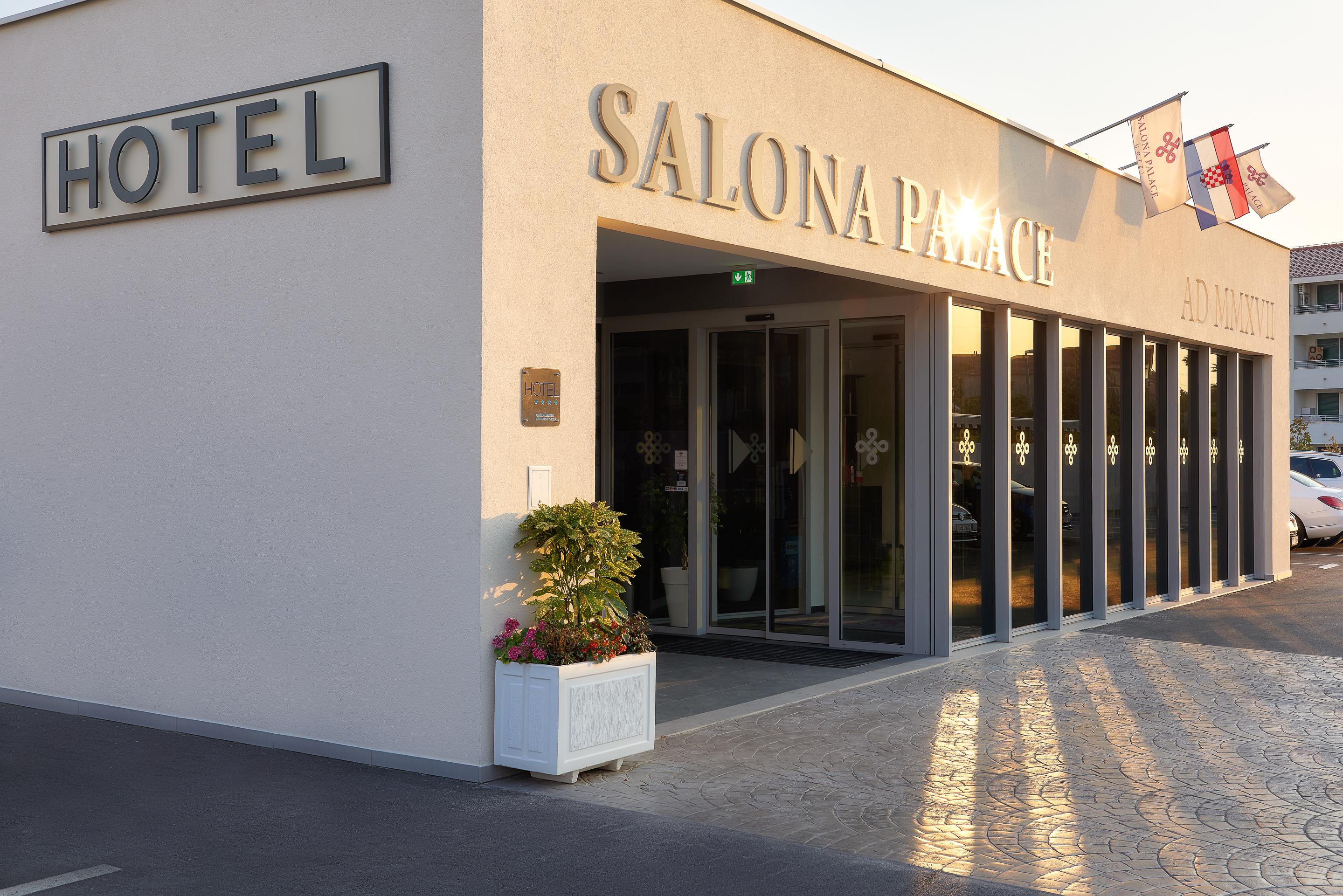 Hotel Salona Palace Екстериор снимка