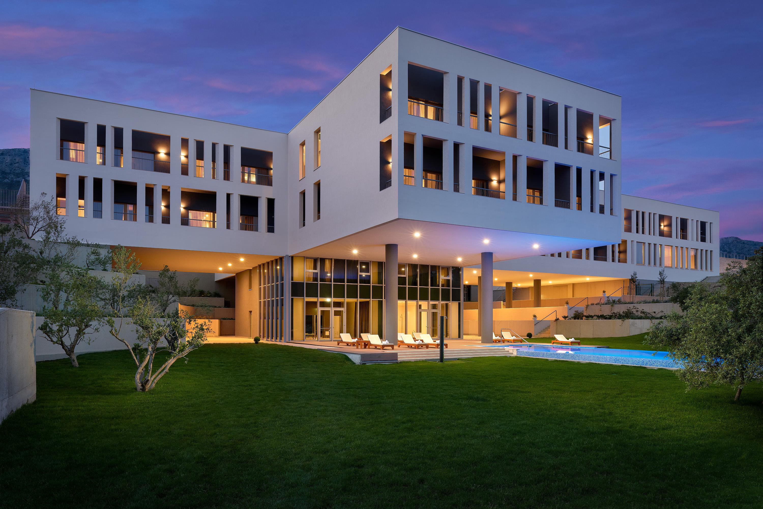 Hotel Salona Palace Екстериор снимка
