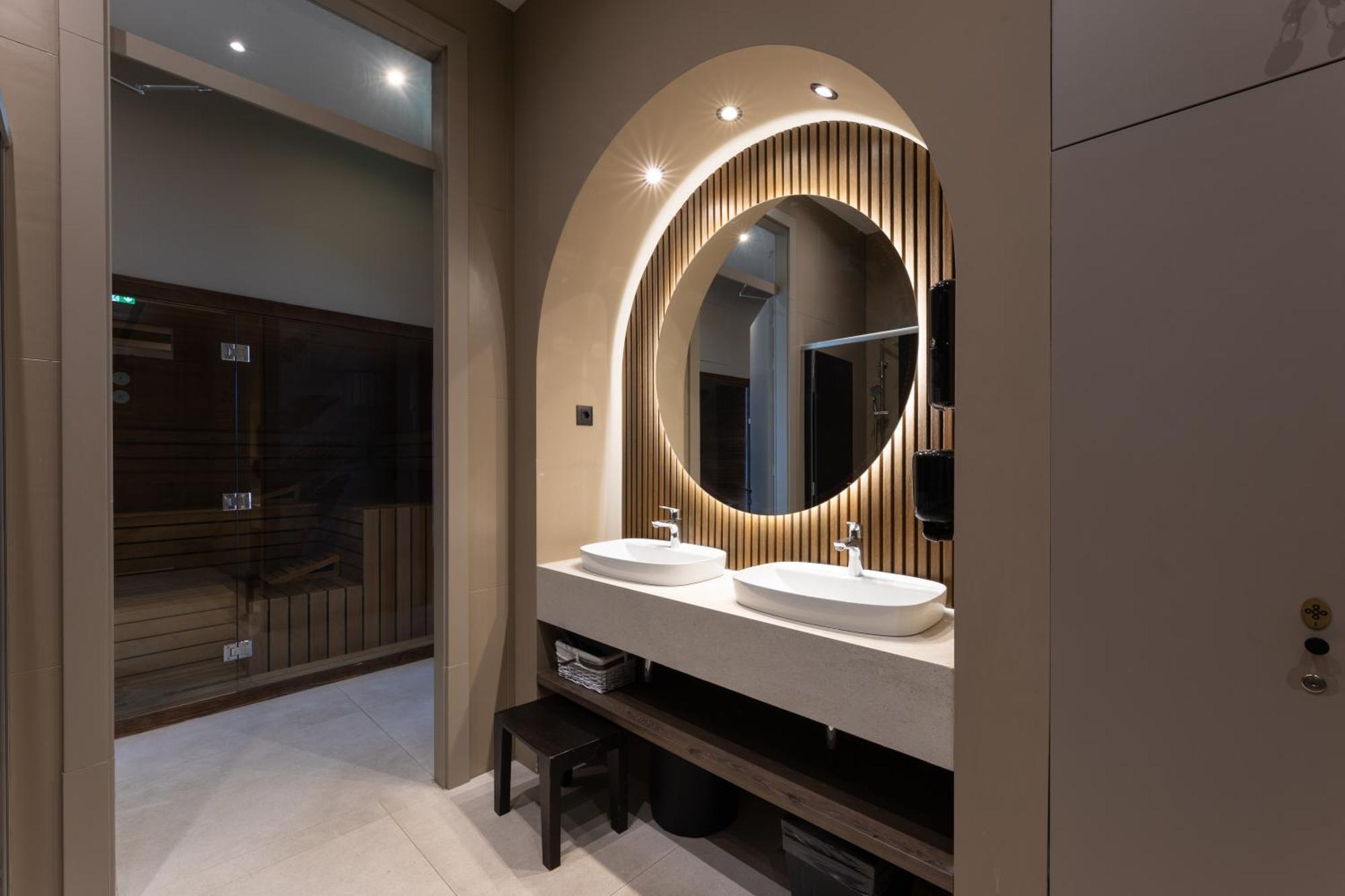 Hotel Salona Palace Екстериор снимка