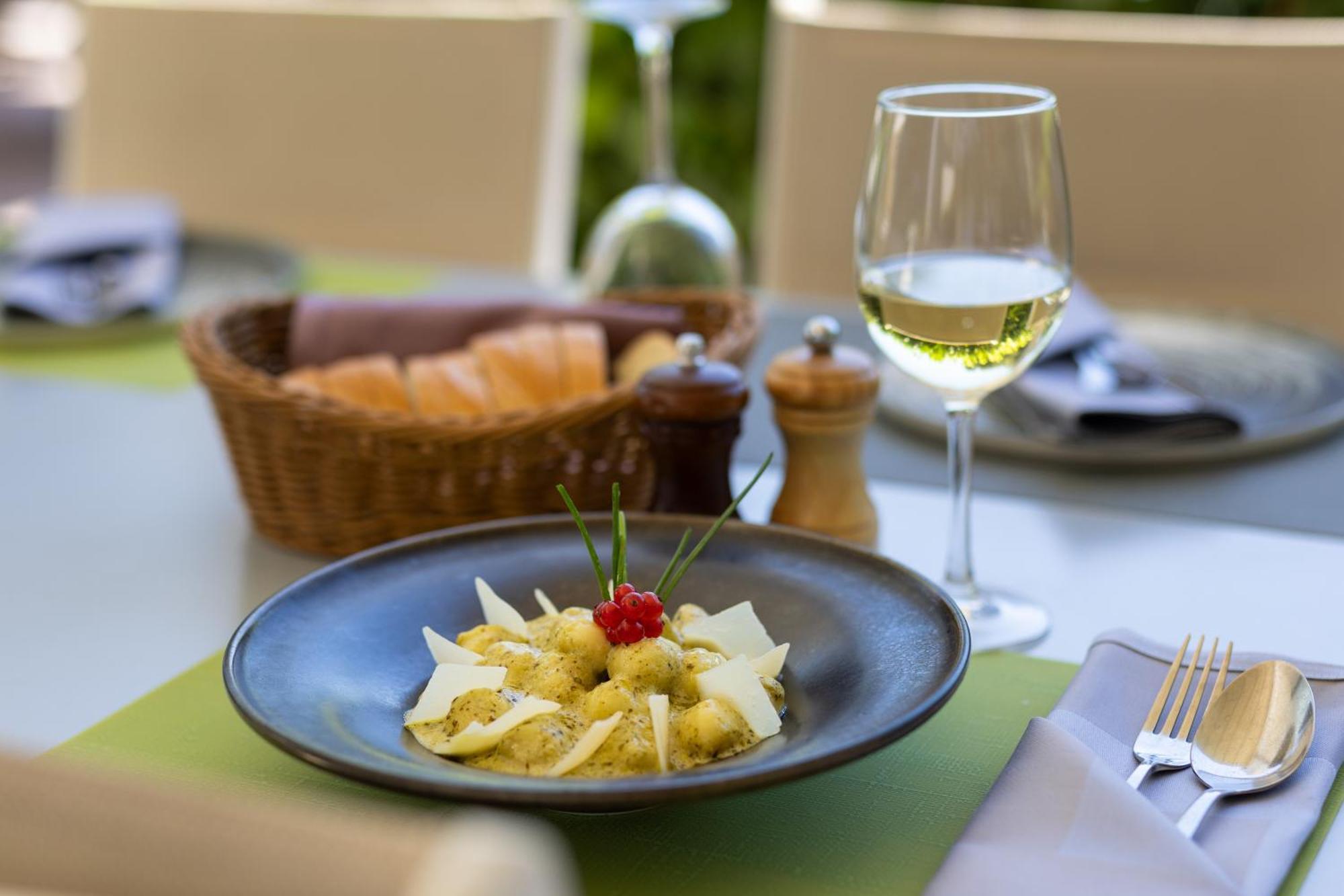 Hotel Salona Palace Екстериор снимка