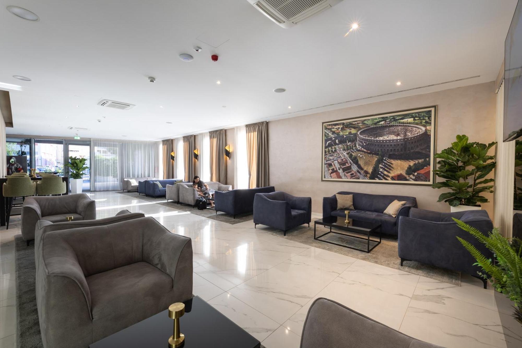 Hotel Salona Palace Екстериор снимка
