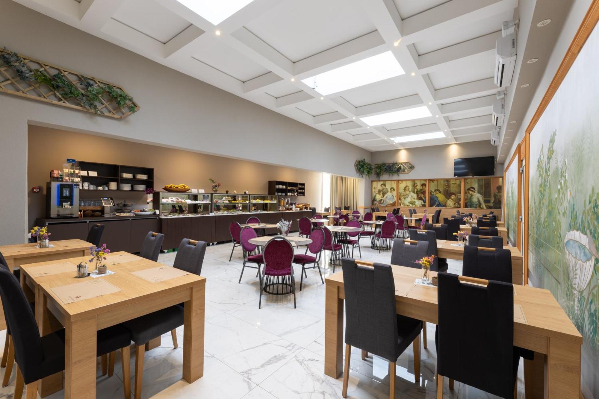 Hotel Salona Palace Екстериор снимка