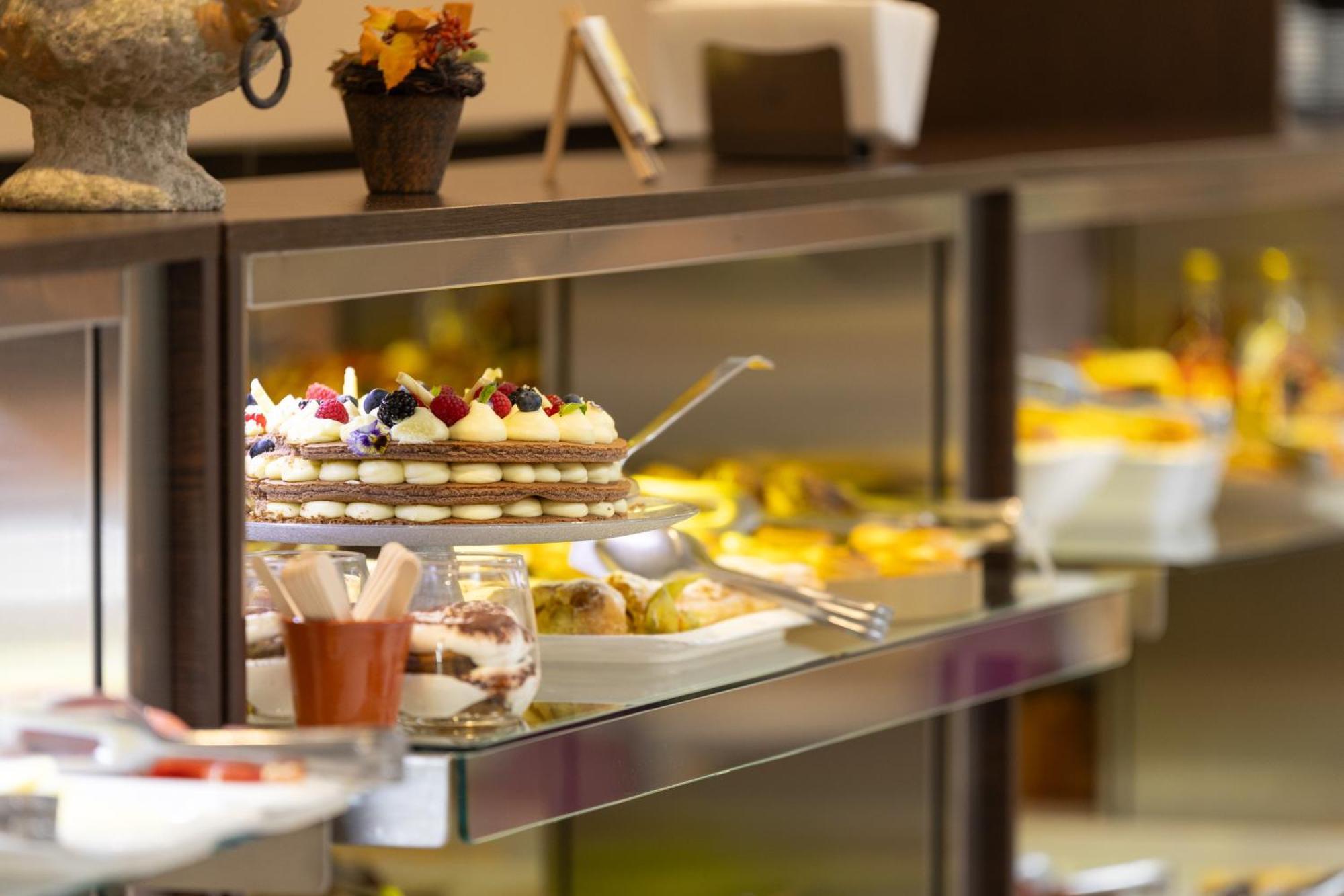 Hotel Salona Palace Екстериор снимка