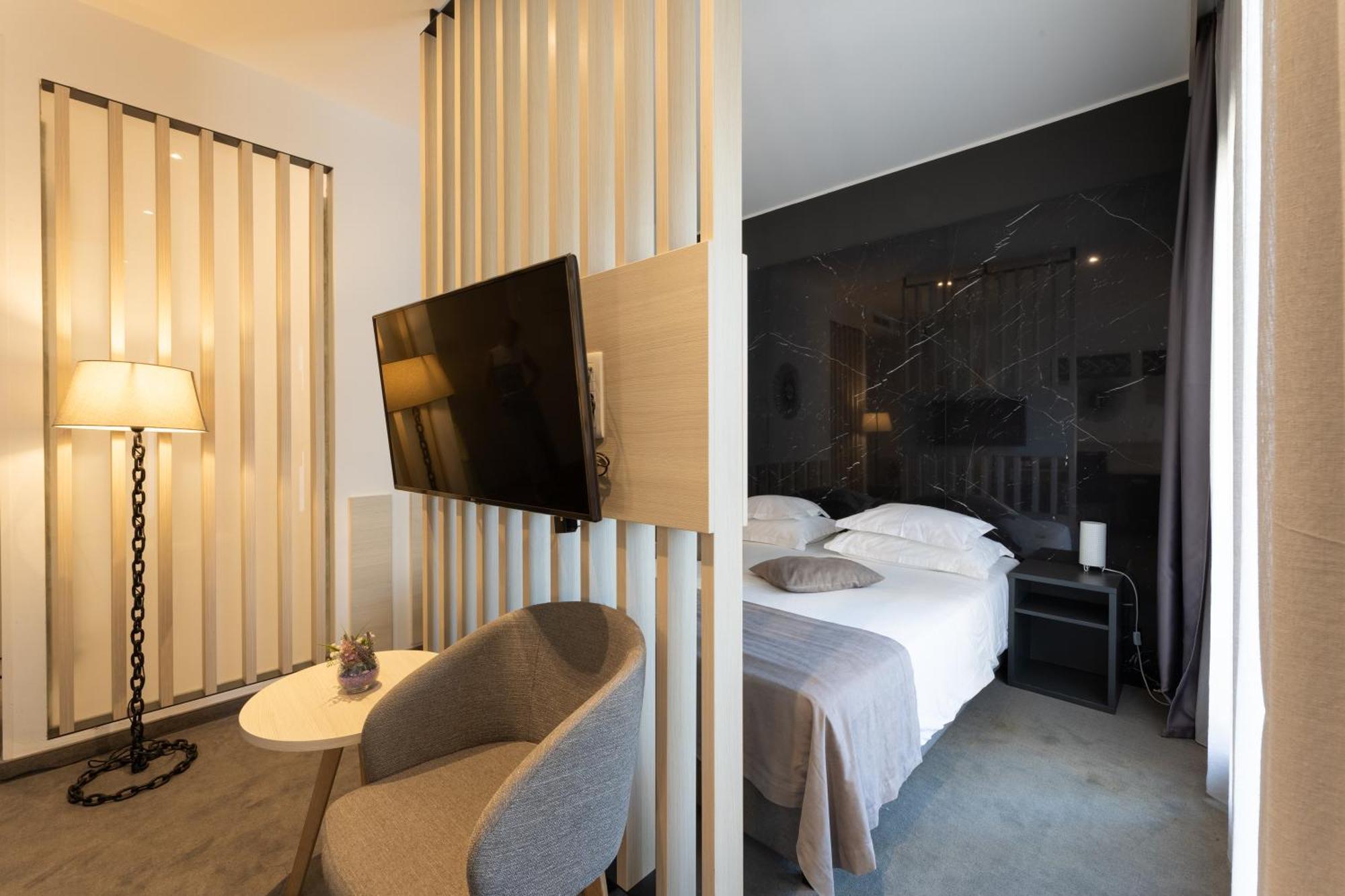 Hotel Salona Palace Екстериор снимка