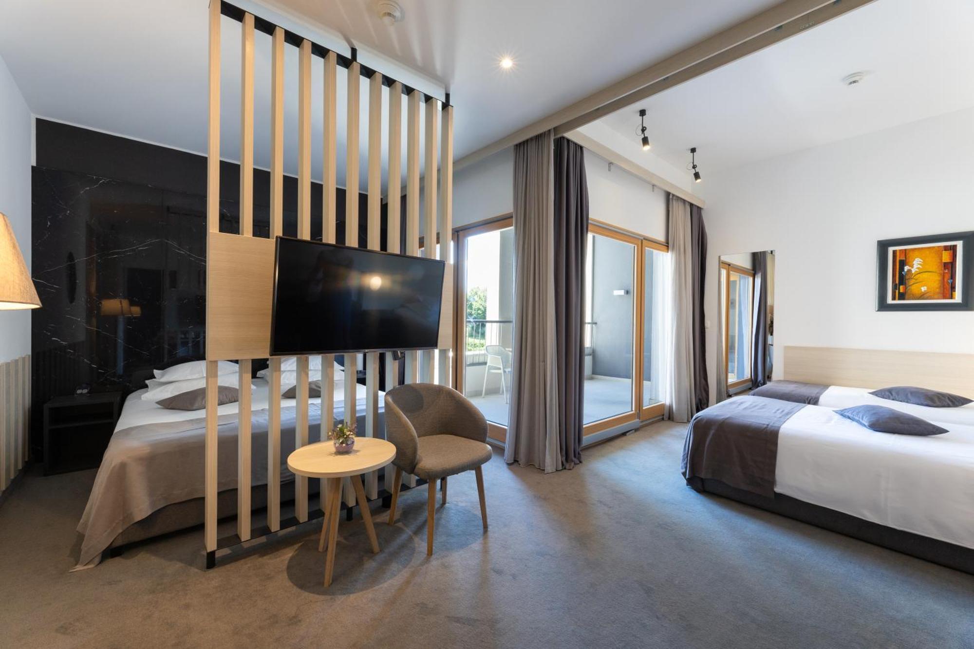 Hotel Salona Palace Екстериор снимка