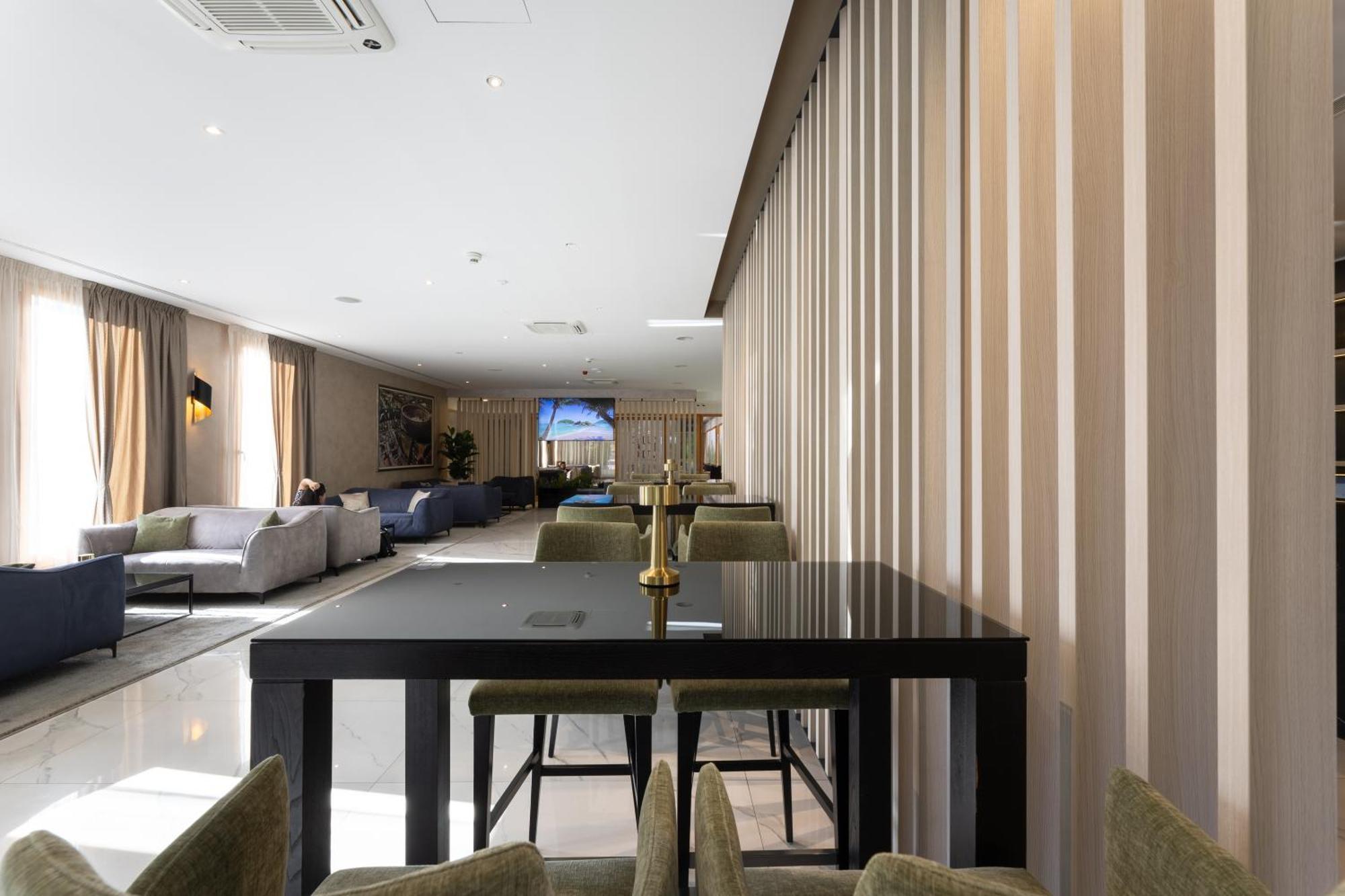 Hotel Salona Palace Екстериор снимка