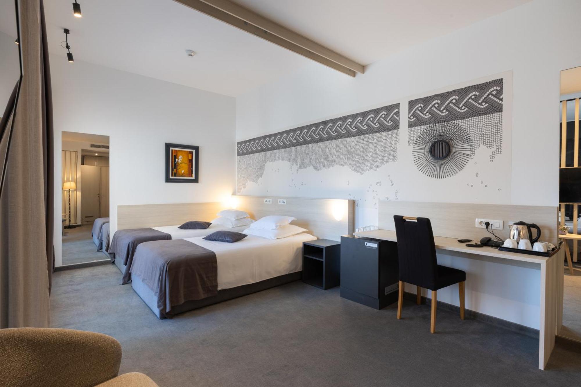 Hotel Salona Palace Екстериор снимка