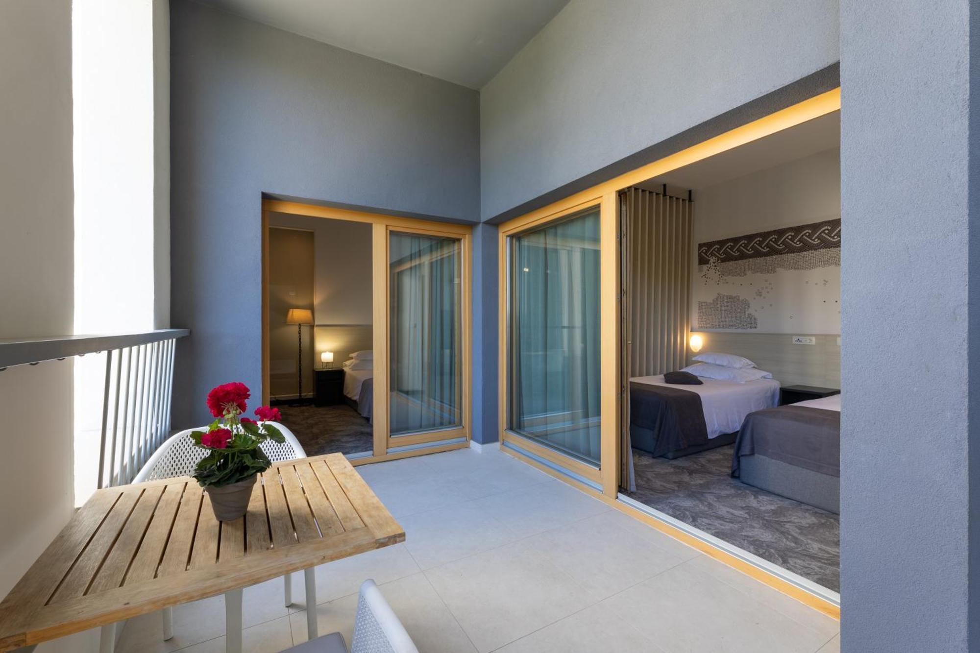Hotel Salona Palace Екстериор снимка