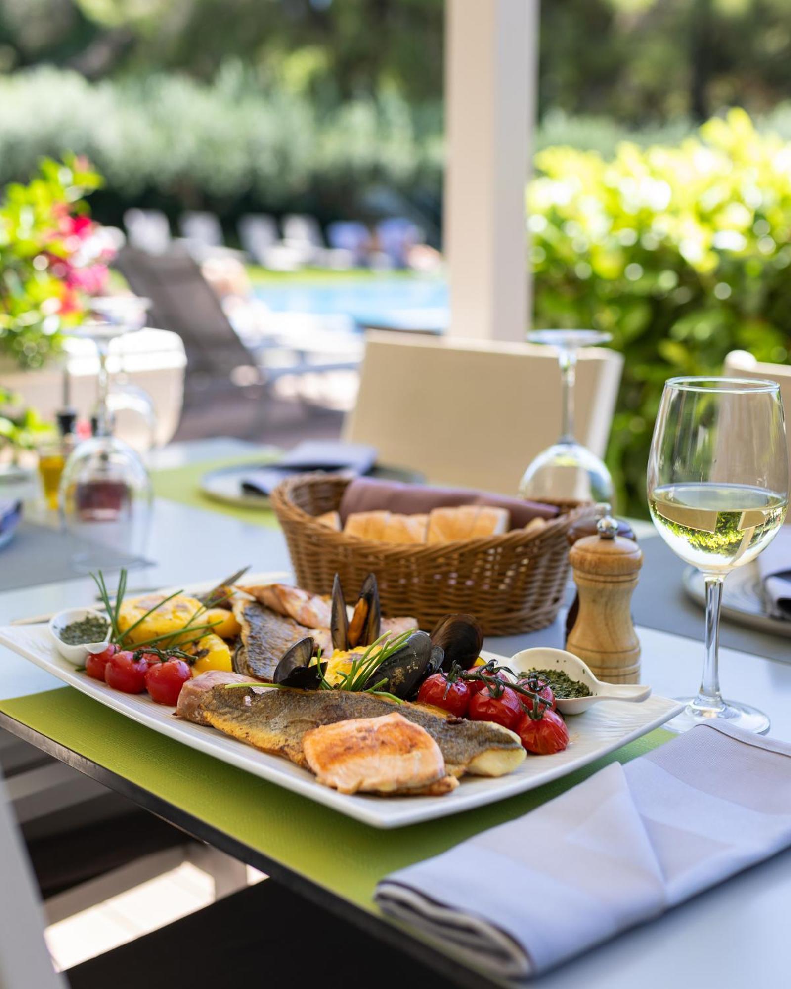 Hotel Salona Palace Екстериор снимка