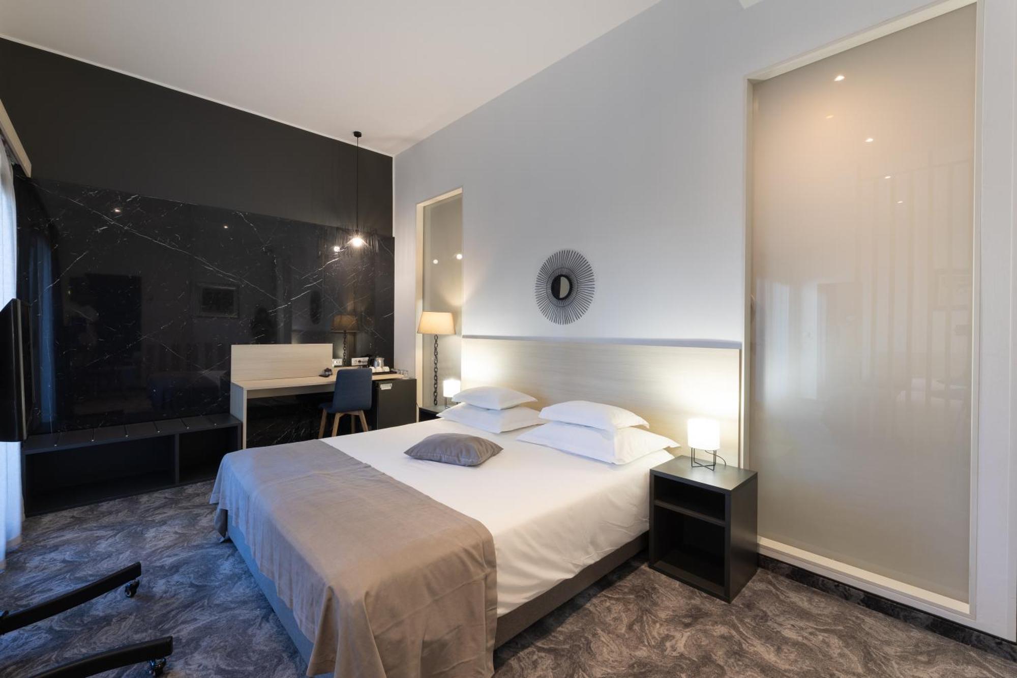 Hotel Salona Palace Екстериор снимка