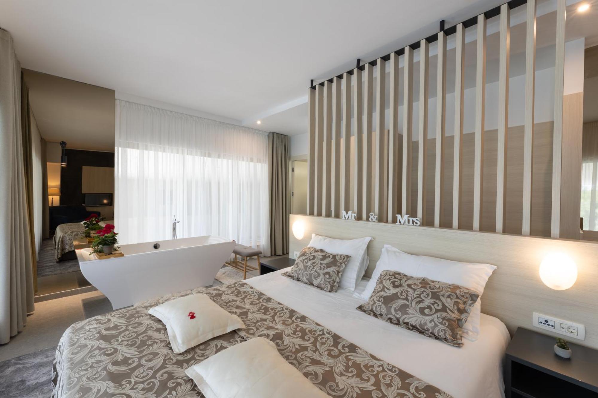 Hotel Salona Palace Екстериор снимка