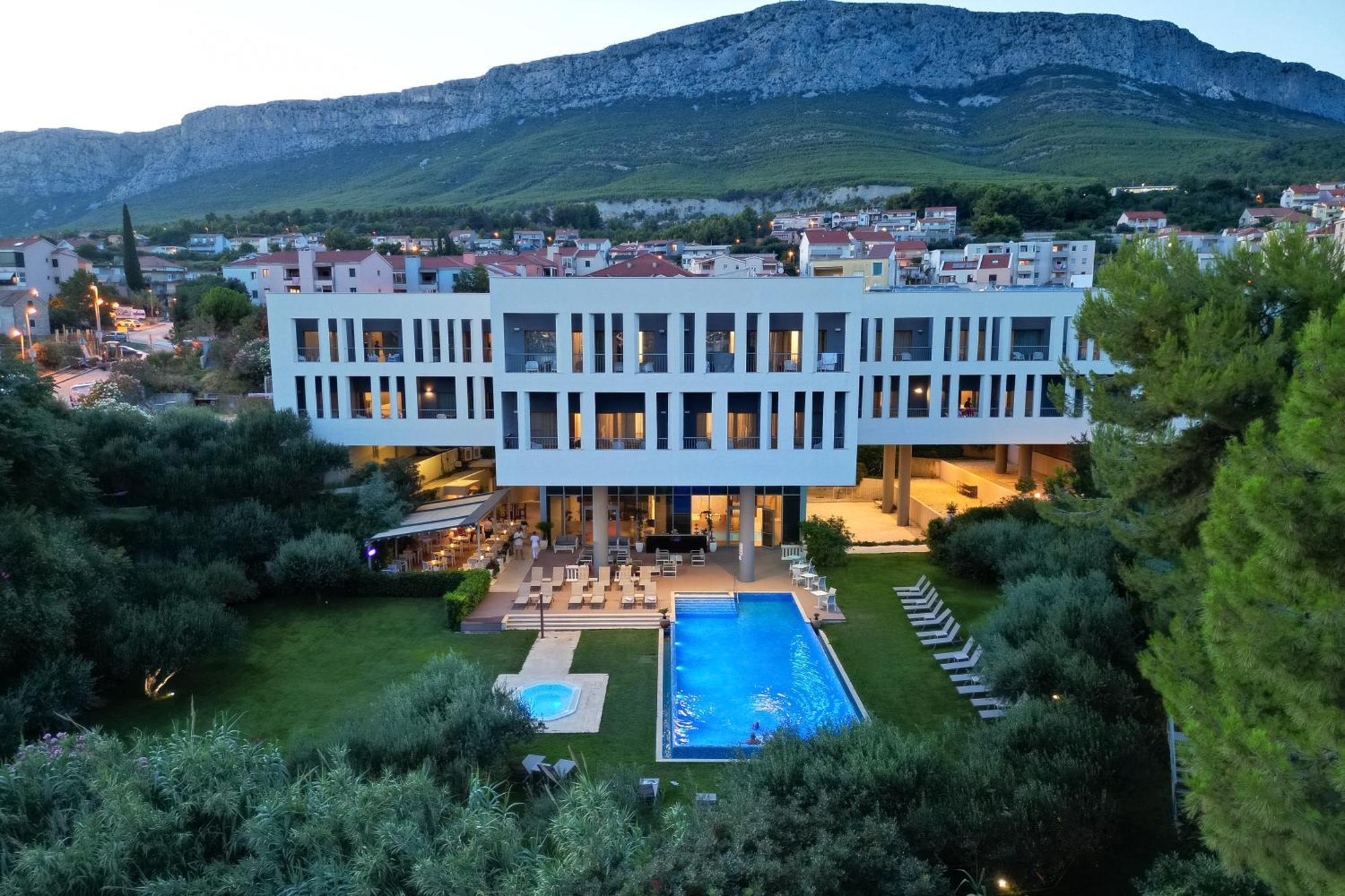 Hotel Salona Palace Екстериор снимка