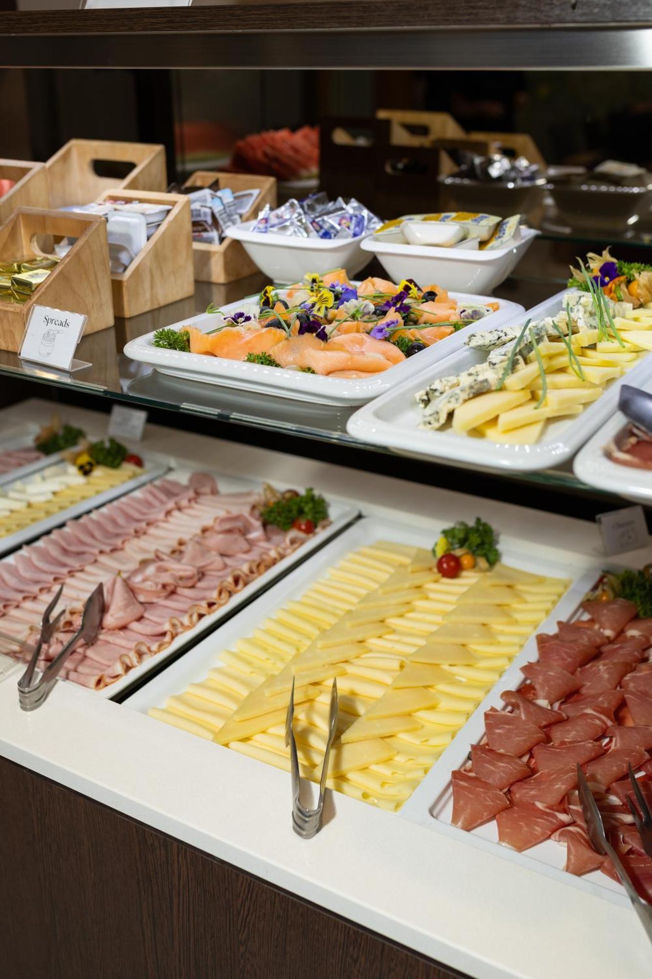 Hotel Salona Palace Екстериор снимка