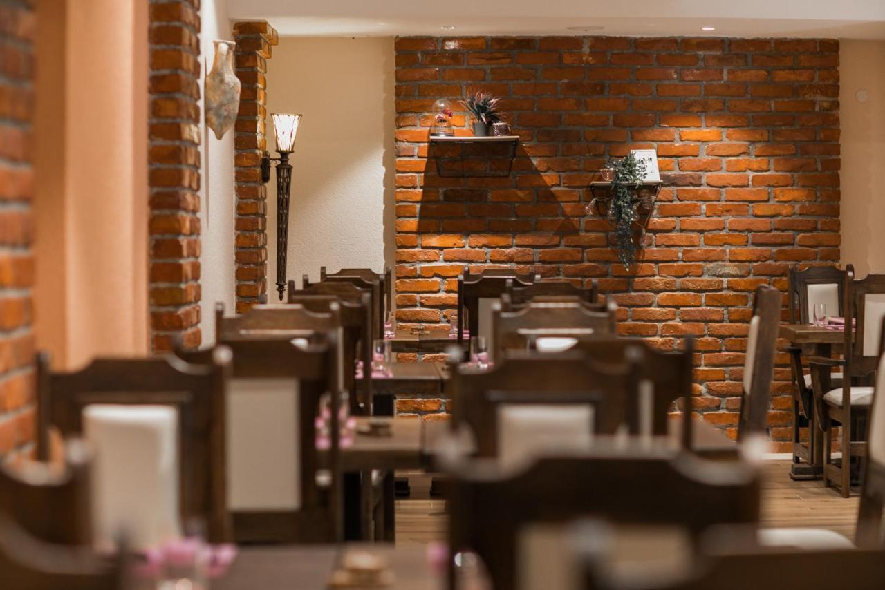 Hotel Salona Palace Екстериор снимка